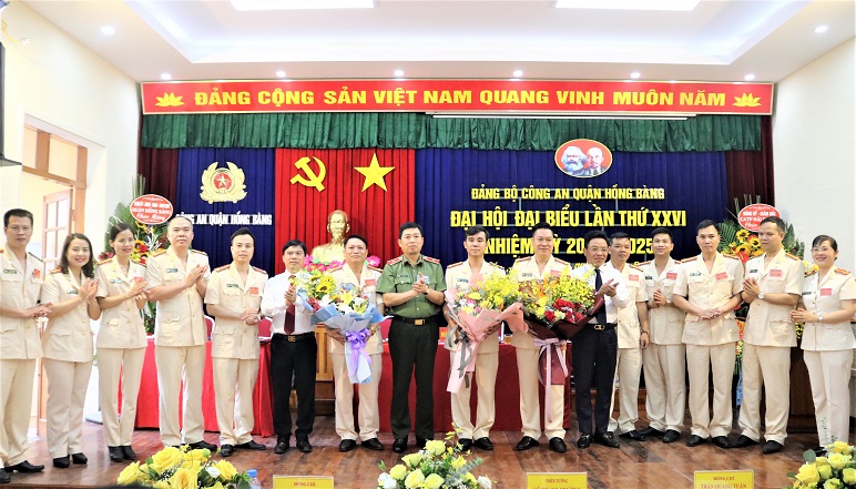 Giám đốc CATP chúc mừng BCH Đảng bộ Công an quận Hồng Bàng